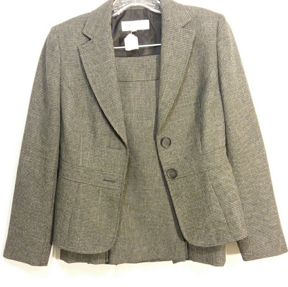 Dresses & Skirts - Kasper Women's Petite Multi 2pc skirt suit